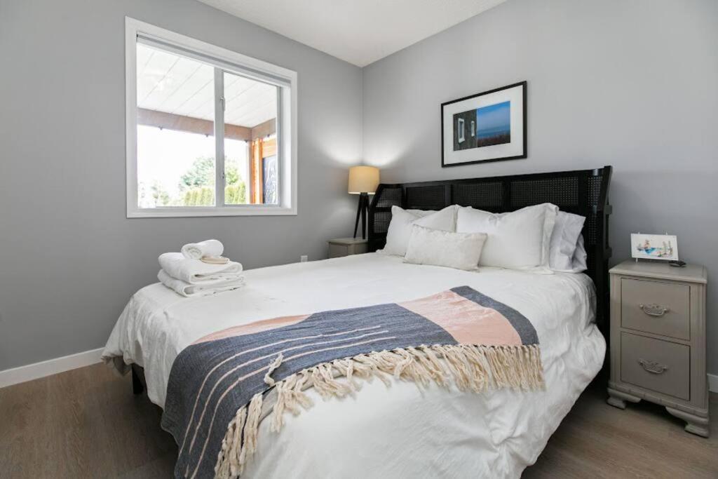 Lovely 2 Bedroom Suite Steps From The Beach Victoria Exterior foto