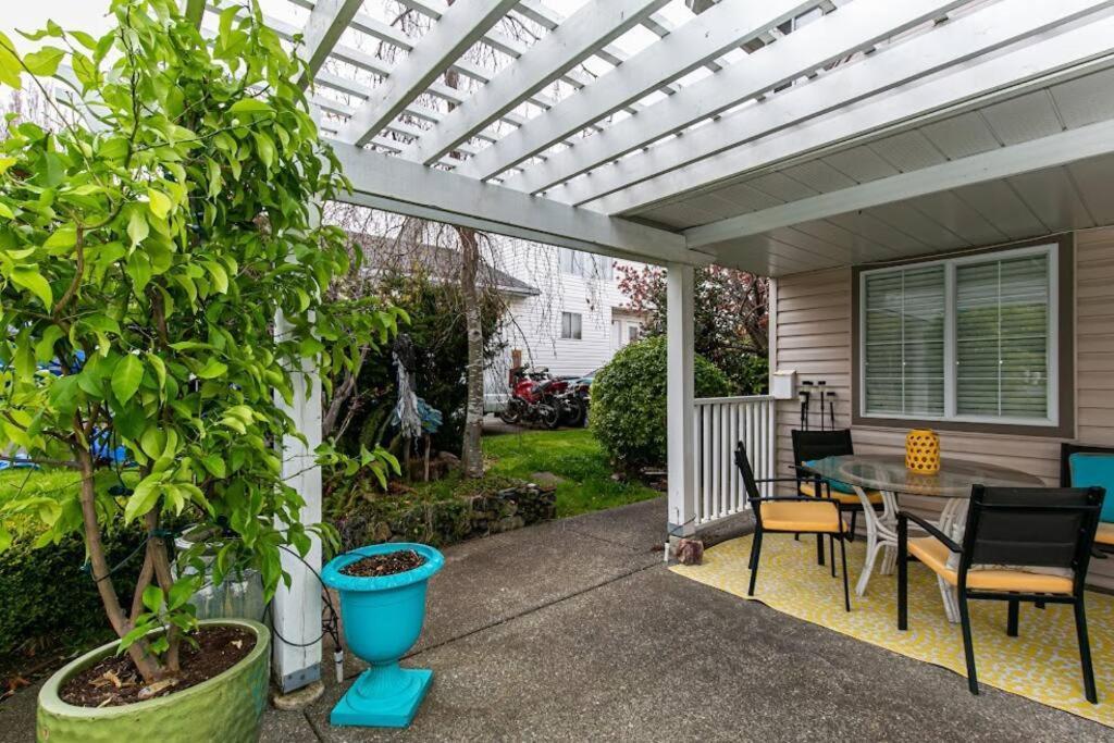 Lovely 2 Bedroom Suite Steps From The Beach Victoria Exterior foto