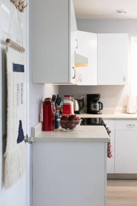 Lovely 2 Bedroom Suite Steps From The Beach Victoria Exterior foto