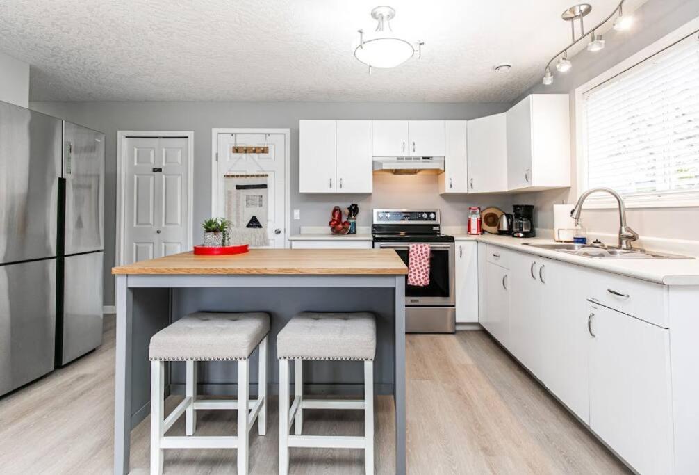 Lovely 2 Bedroom Suite Steps From The Beach Victoria Exterior foto